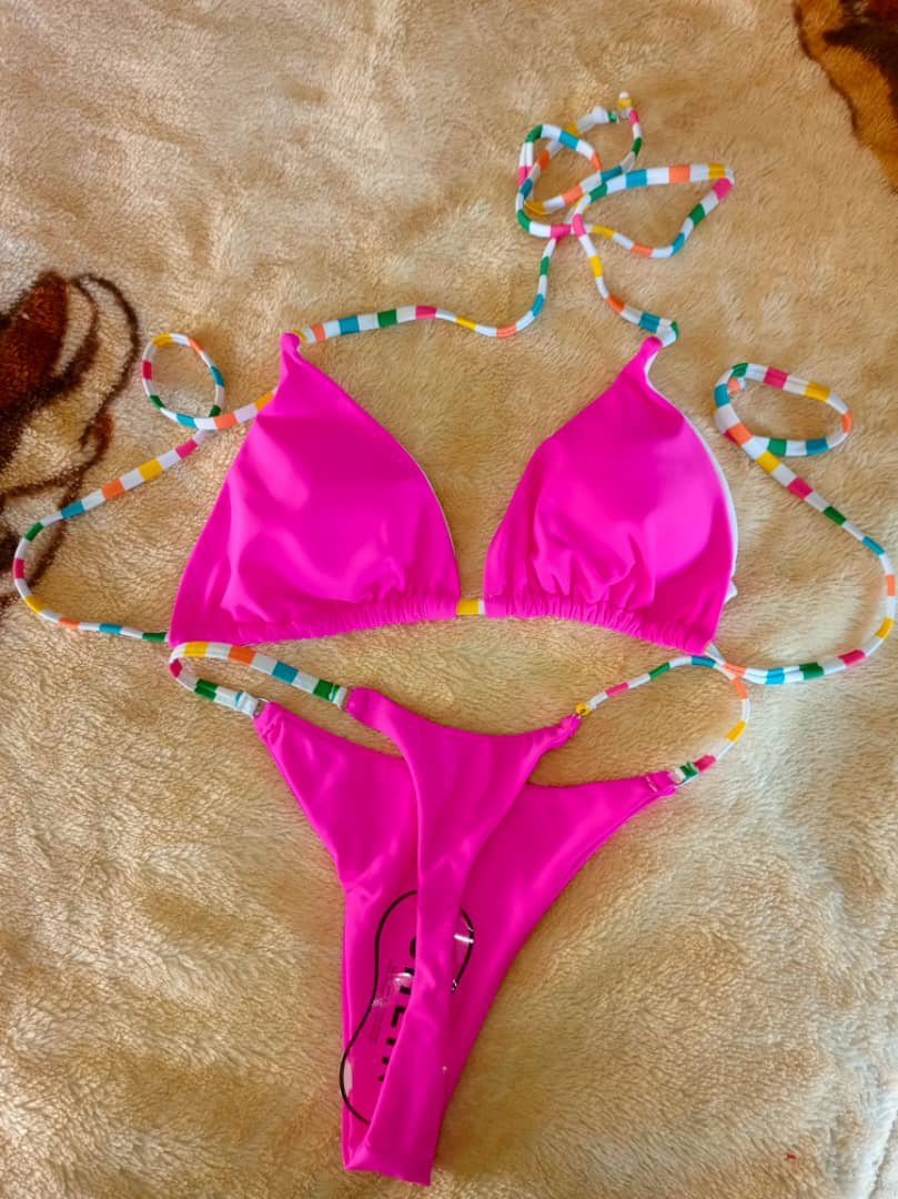 Traje de baño, tipo hilo.